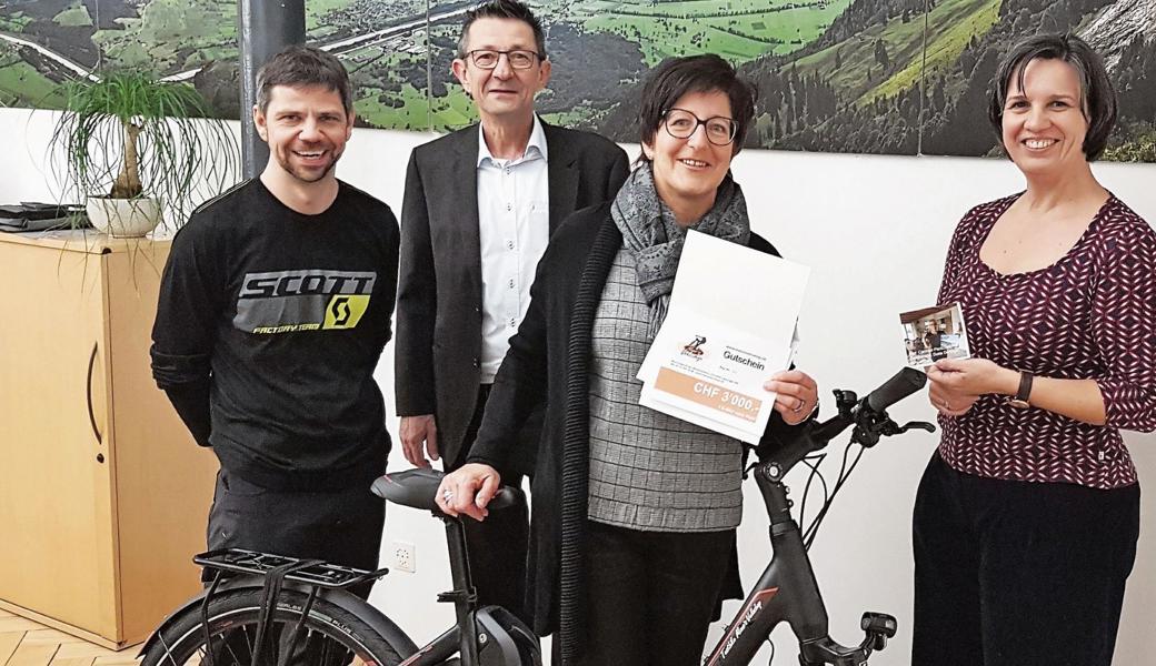 Den Hauptgewinn, ein E-Bike, überreicht: (v. l.) Manolito Waser, Mano’s Veloshop; Reto Friedauer, Präsident Verein St. Galler Rheintal; Doris Deringer, Gewinnerin; Sabina Saggioro, Leiterin Standortmarketing.