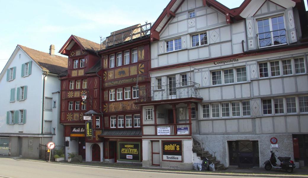 Fast ein Vierteljahrhundert waren der im Tal bekannte «Schlüssel» (rotes Haus) und das sogenannte Compostella-Gebäude (rechts) im Besitz des bekannten Gastwirts Christian Aebi, im Sommer hat er diese beiden Häuser nun verkauft und sein gastronomisches Wirken neu ausgerichtet.