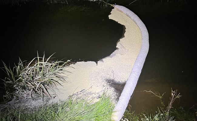 Schlechter Geruch und Wasserverschmutzung: Öl gelangte in einen Bach