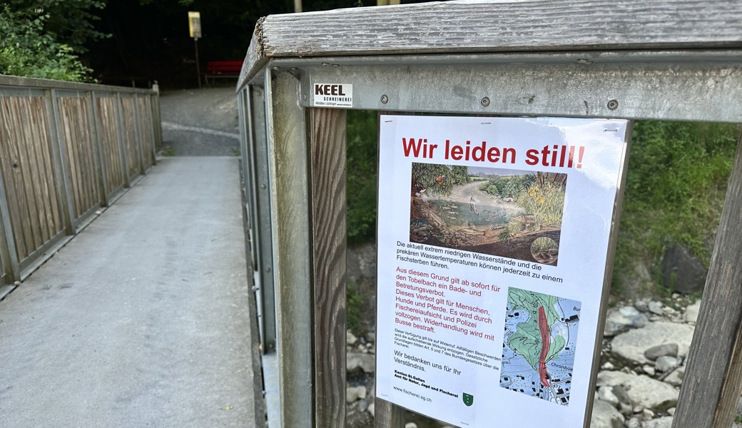 Mysteriöses Schild droht mit Polizei und Busse