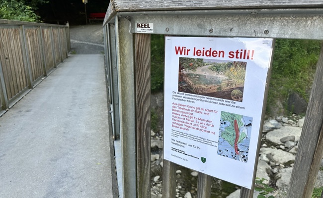 Mysteriöses Schild droht mit Polizei und Busse