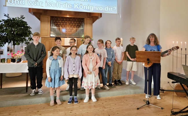 Kinder gestalten ihre eigenen Abendmahlsbecher