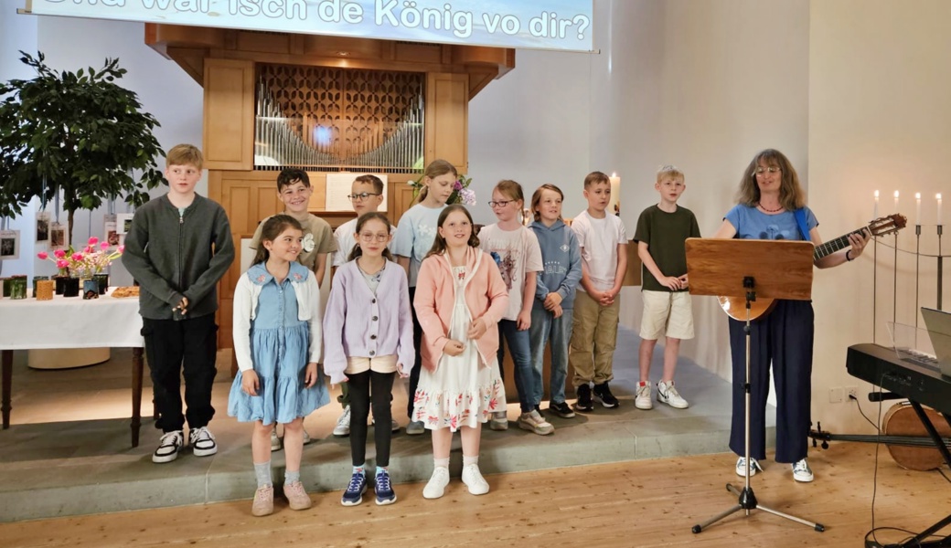 Die Schülerinnen und Schüler mit Brigitte Lang beim Familiengottesdienst am 3. Mai in der Kapelle Widnau. (pd)