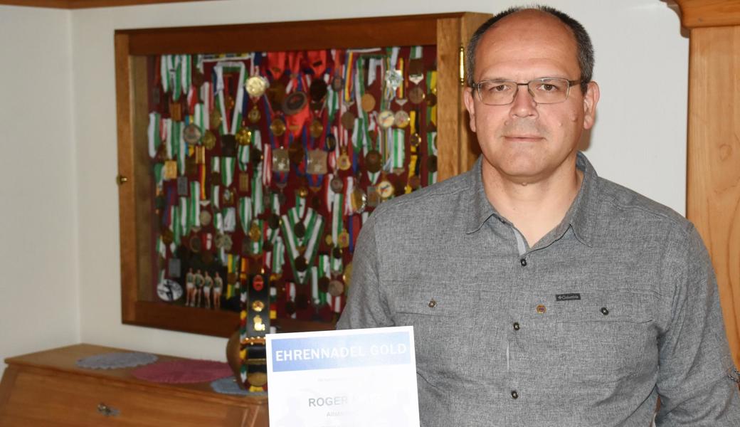 Roger Matt ist mit der goldenen Ehrennadel der Sport Union Schweiz geehrt worden. Der Altstätter war Sportler und Trainer und ist nun Schiedsrichter in der Leichtathletik.  Roger Matt ist mit der goldenen Ehrennadel der Sport Union Schweiz geehrt worden. Der Altstätter war Sportler und Trainer und ist nun Schiedsrichter in der Leichtathletik.