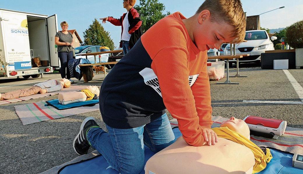 Beim Üben mit der Puppe darf auch mal was schiefgehen. Hauptsache, es wird probiert. 