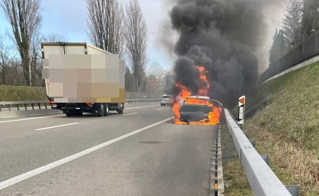 Es war wohl ein technischer Defekt: Auto brannte auf der Autobahn komplett aus