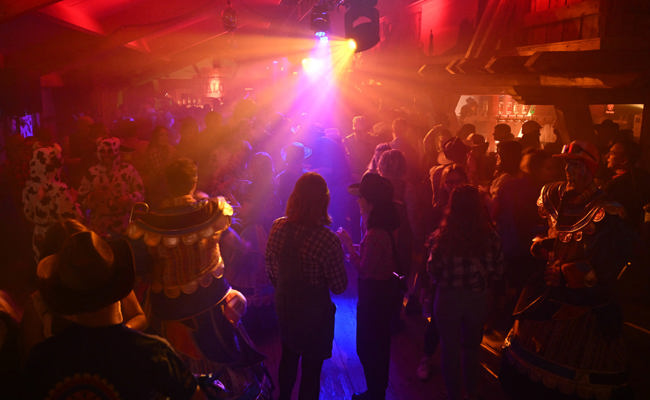 Westernball: Hunderte Fasnachtsfans feiern ausgelassen wie im Wilden Westen