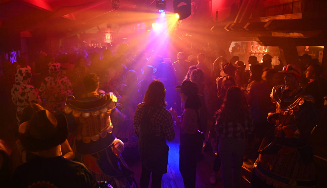 Westernball: Hunderte Fasnachtsfans feiern ausgelassen wie im Wilden Westen