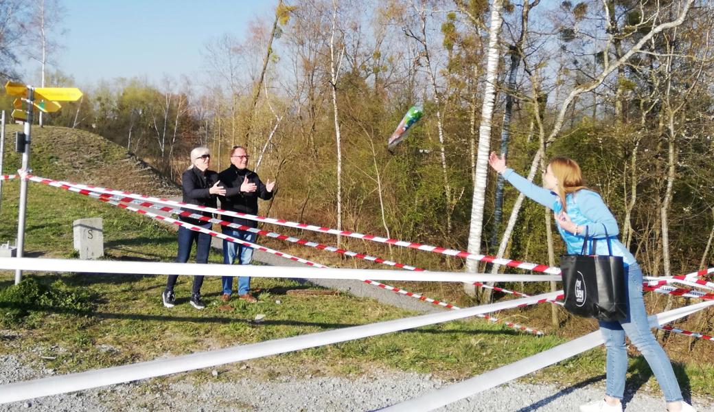 Ein Geburtstagsgeschenk für die Mutter fliegt durch die Luft: Fabienne Hagen wirft einen Schoggihasen über die Absperrbänder.