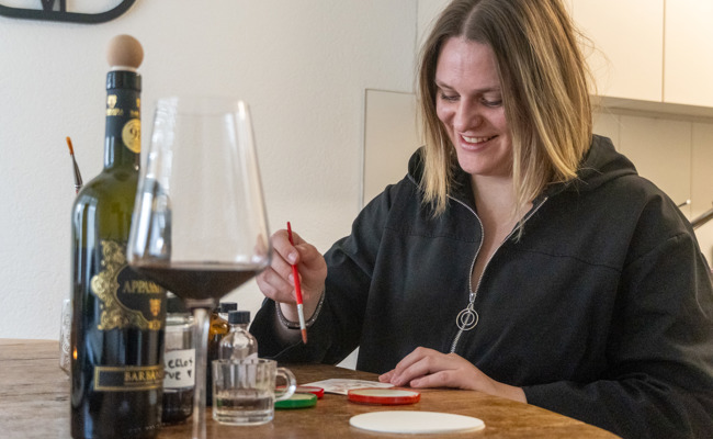 Malen mit Pinsel und Merlot - Ela Kulic kombiniert Kunst mit Genuss