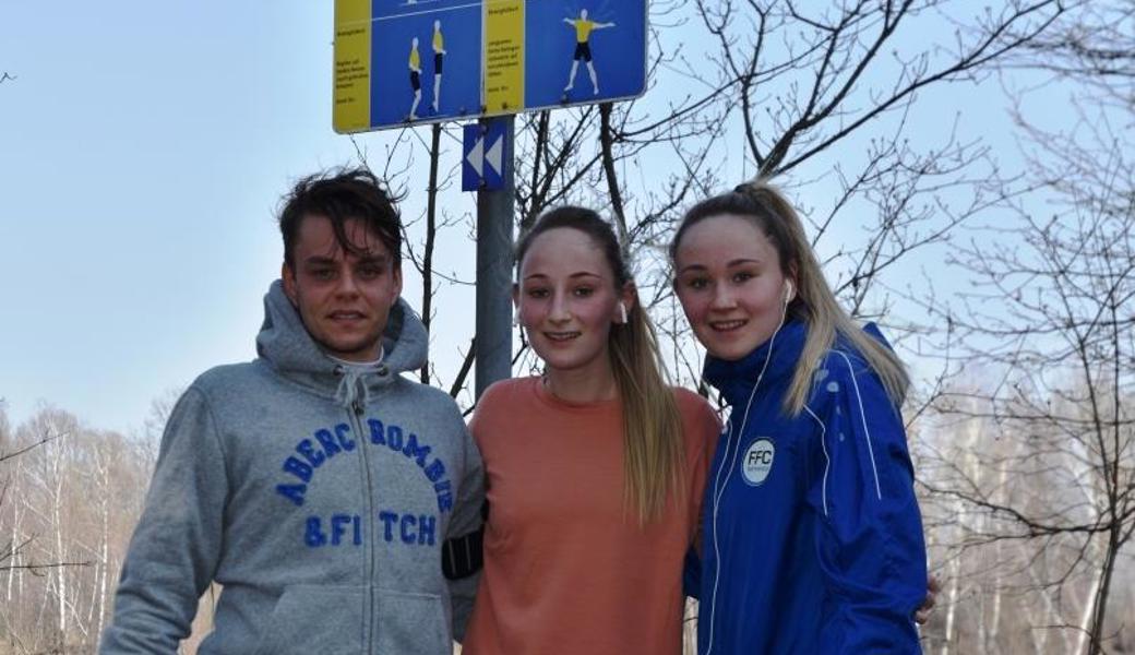 Halten sich auf dem Vita-Parcours fit: Fabio Staudacher, Goalie und neuer Präsident des FC St. Margrethen, mit seiner Freundin Fabienne sowie dessen Schwester Geraldine Schnetzer (rechts), die beim FFC Vorderland in der österreichischen Bundesliga spielt. 