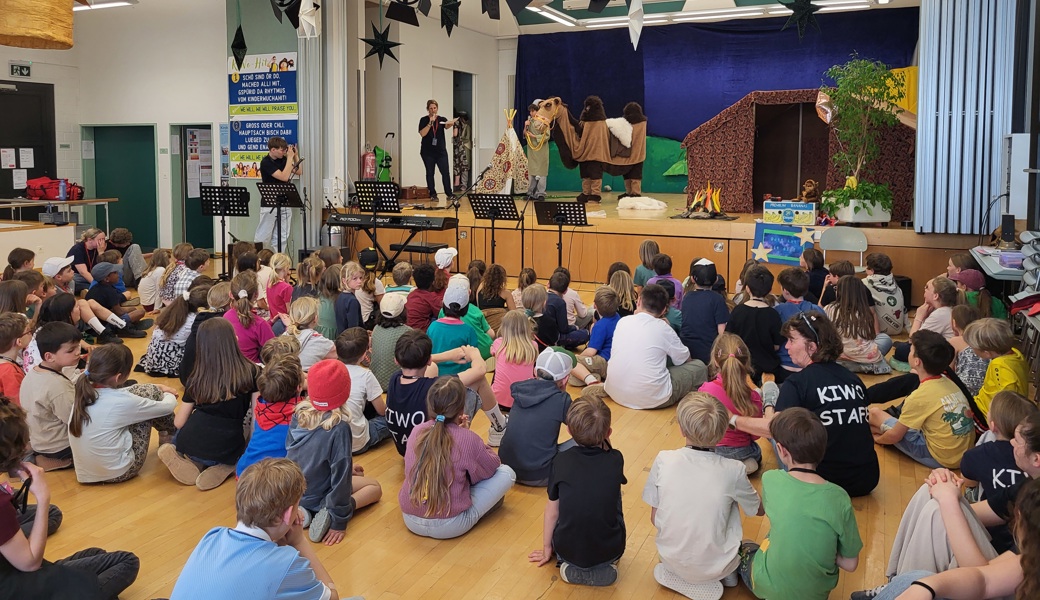 Die Kinder schauen gespannt das Theaterstück.