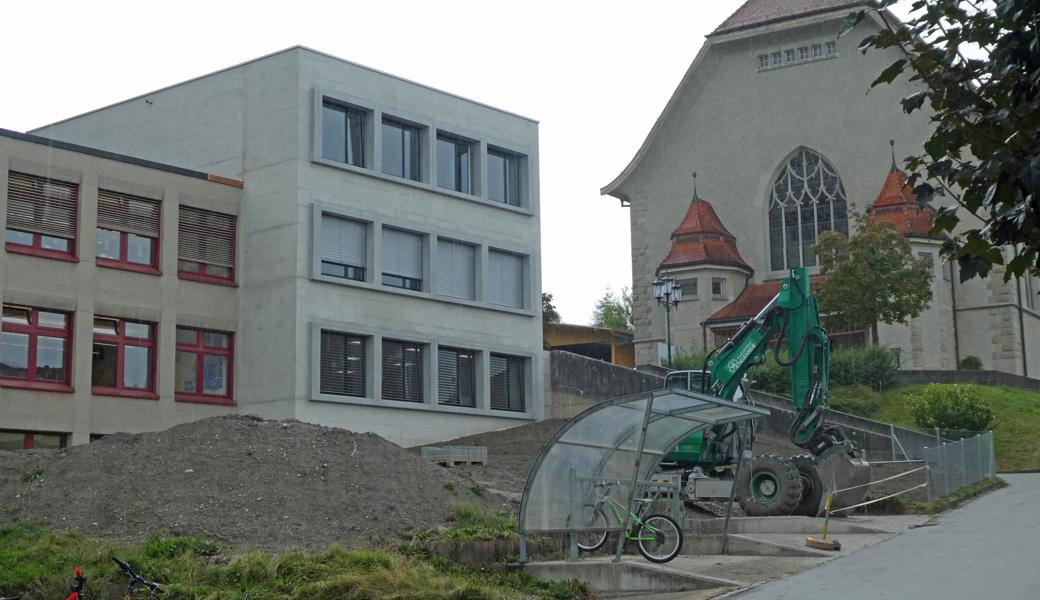 Der Unterricht im neuen "Rosenberg"-Anbau hat begonnen, die Umgebung ist in Arbeit.