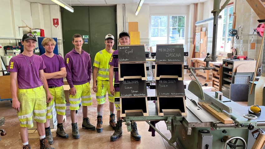 Technische Ausbildung mit grünem Fokus: SAK-Lernende bauen Nistkästen für seltene Wasseramseln