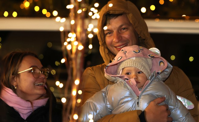 Weihnachtsmarkt-Jubiläum bringt Feststimmung und Solidarität auf den Dorfplatz