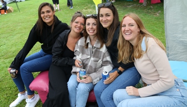 Gute Stimmung unter dem Partyvolk am Daydance in Husen trotz Regen