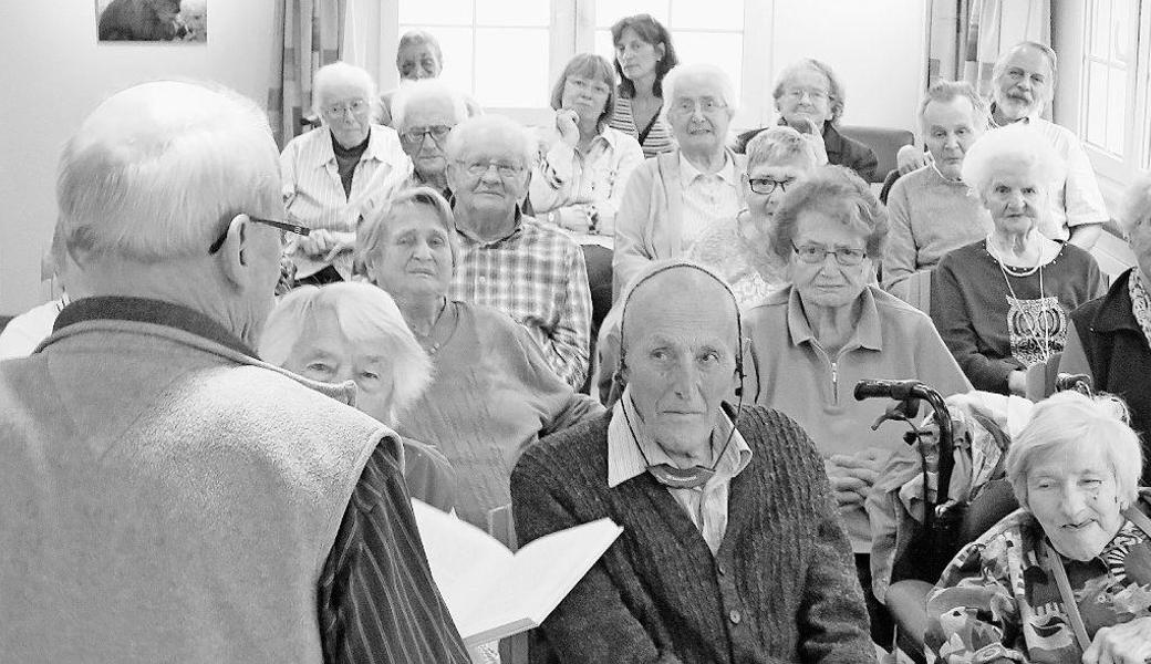 Bewohnerschaft und Gäste im Heim Watt lassen sich in den Bann der lebhaft vorgetragenen Geschichten von Peter Eggenberger ziehen. Bild: JE