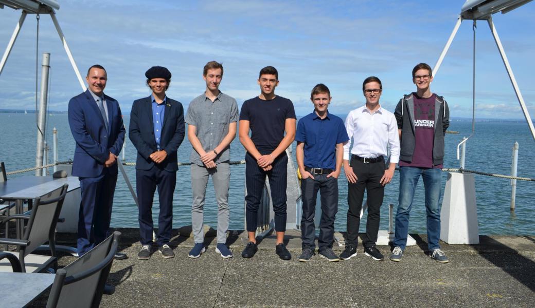 Andreja Slavik (v.l), Präsident des Lehrmeisterverband Konstrukteur, hat Steffan Arends, Nicola Bischof, Samuel Benz, Janik Geisser, Remo Weder und Florian Weder mit dem „Champion“-Titel ausgezeichnet. 