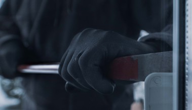 Einbrecher durchsuchten ein Wohnhaus, als niemand daheim war