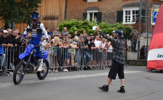 Motocross-Freestyle-Fahrer  begeistern mit gewagten Stunts