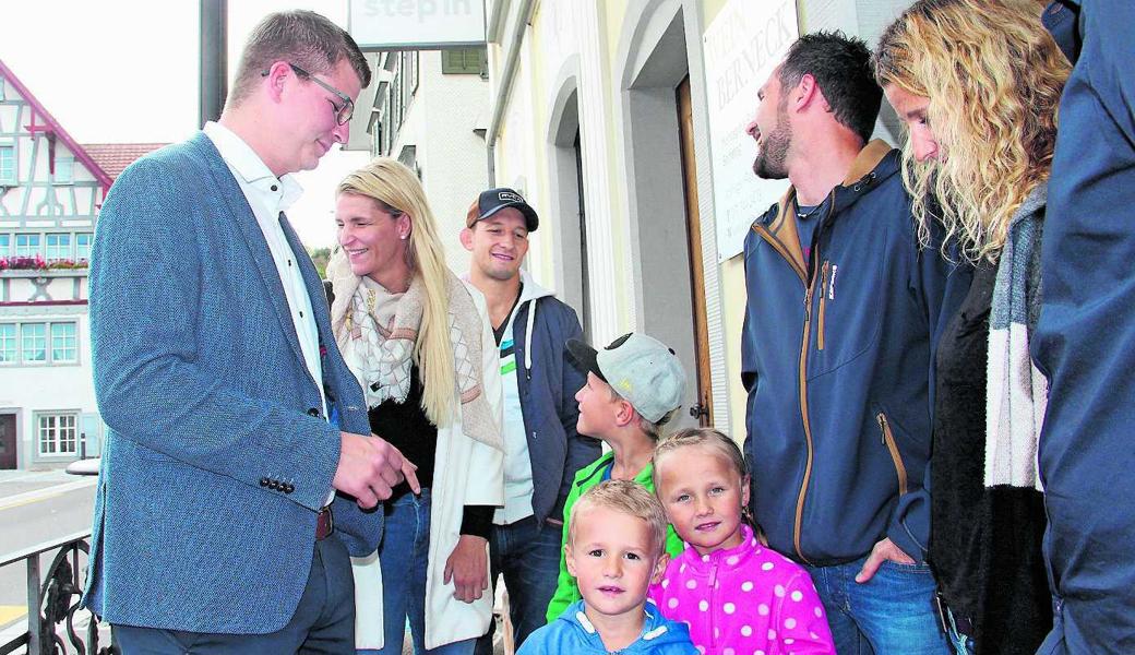 Mike Egger, SVP-Nationalrat mit dem zweitbesten Resultat sämtlicher Kandidaten, glaubte vor 15 Uhr noch nicht wirklich an den Erfolg, doch die Angehörigen (u. a. zwei von drei Schwestern) standen ihm bei.