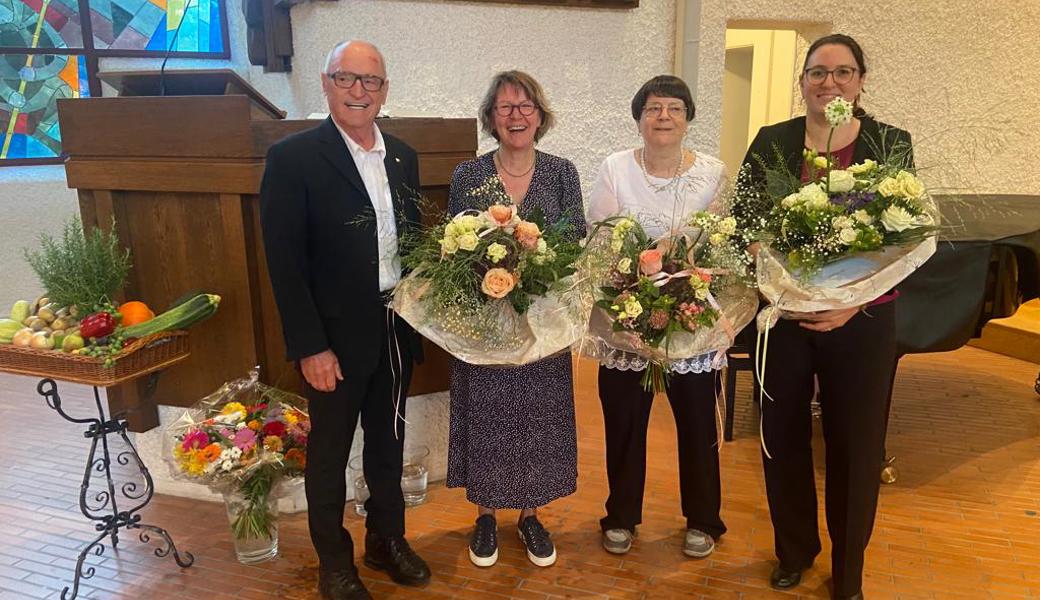 Brigitta Tobler und Edith Ribi werden für ihre Tätigkeit als Meserinnen, Anja Hangartner zu ihrem Jubiläum 10 Jahre Dirigentin, geehrt. (Bilder OT)