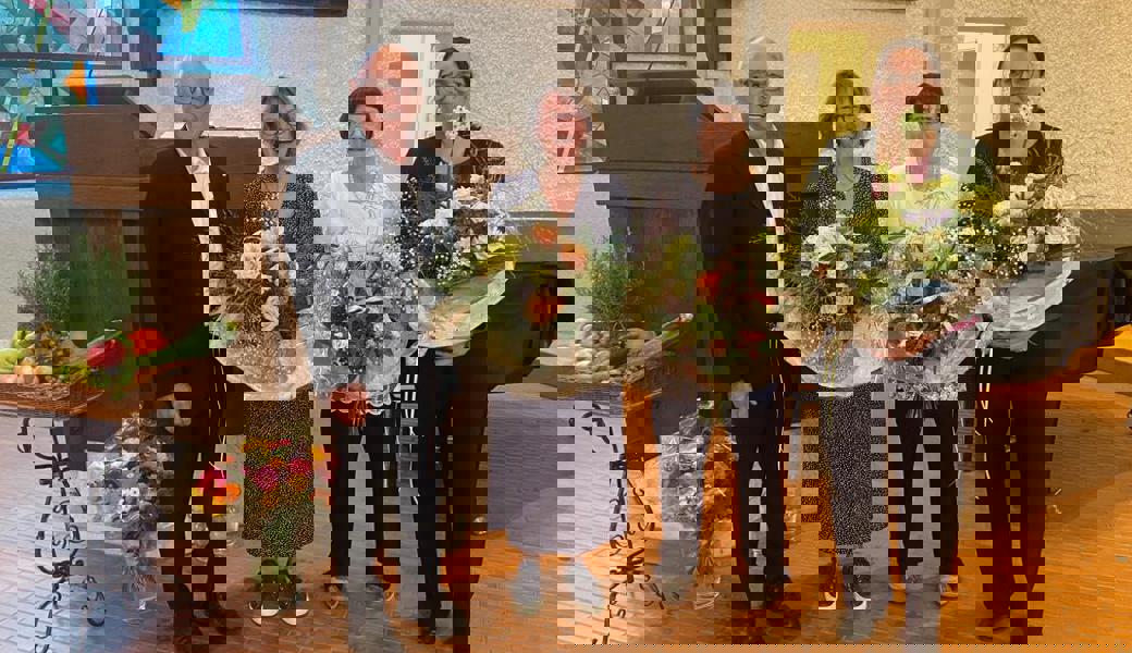 Brigitta Tobler und Edith Ribi werden für ihre Tätigkeit als Meserinnen, Anja Hangartner zu ihrem Jubiläum 10 Jahre Dirigentin, geehrt. (Bilder OT)