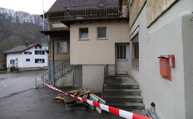 Wirt über den Balkon gerettet