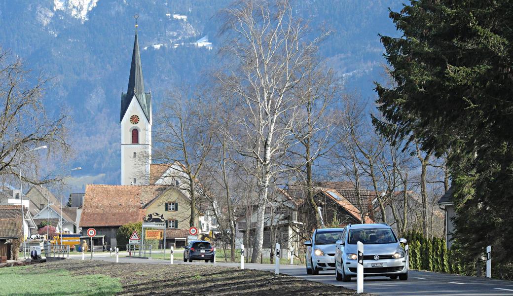 Auf der alten Altstätterstrasse möchte der Gemeinderat den Verkehr massiv verlangsamen – weit ins Riet hinaus. Auf diese Weise will er den Durchgangsverkehr auf die Umfahrungsstrasse und die Autobahn bringen.
