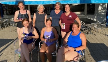 Mit dem Wasser und dem Schwimmen vertraut gemacht