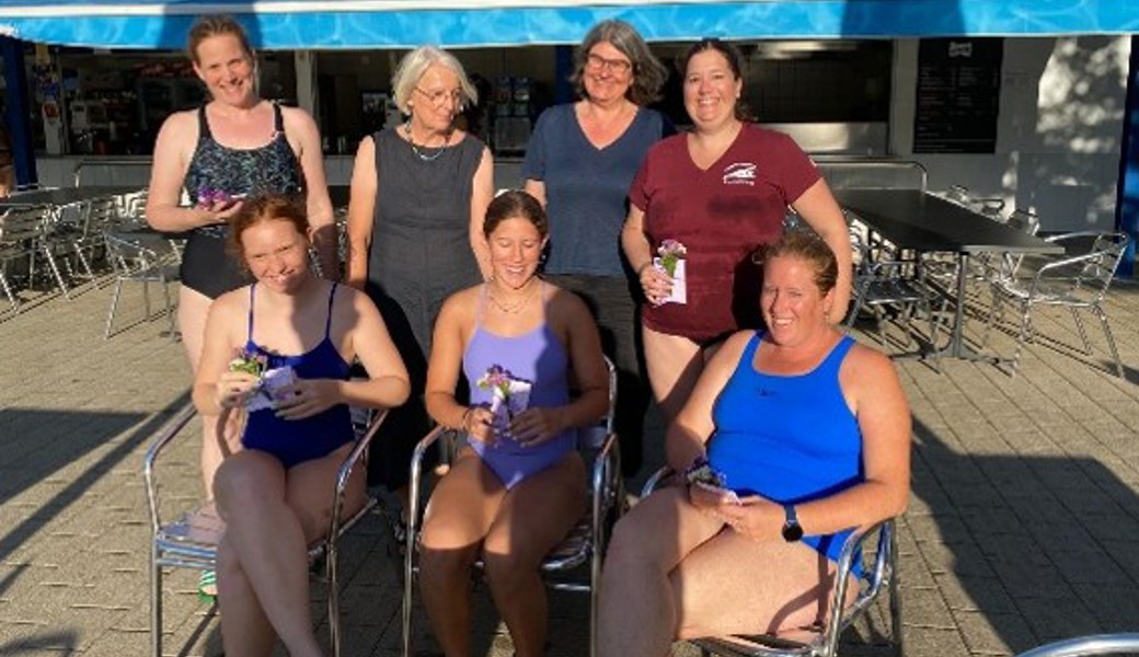 Mit dem Wasser und dem Schwimmen vertraut gemacht