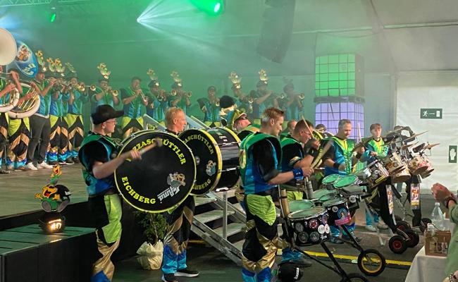 Fasnacht im Sommer: Jubiläumsfest der «Bazzaschüttler» macht Dorf zum Hotspot der Guggenmusik