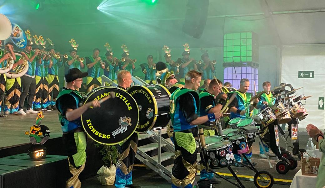 Fasnacht im Sommer: Jubiläumsfest der «Bazzaschüttler» macht Dorf zum Hotspot der Guggenmusik