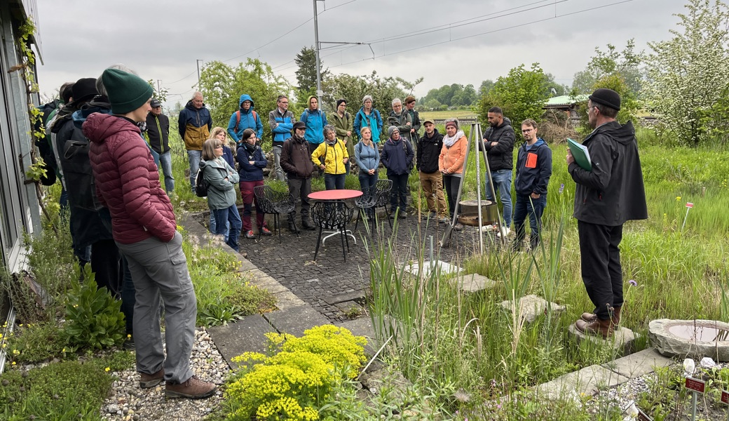 Interessiert lauschen die Teilnehmenden des Pro Riet Naturgartenkurses den Ausführungen von Patrick Reck.  Interessiert lauschen die Teilnehmenden des Pro Riet Naturgartenkurses den Ausführungen von Patrick Reck.