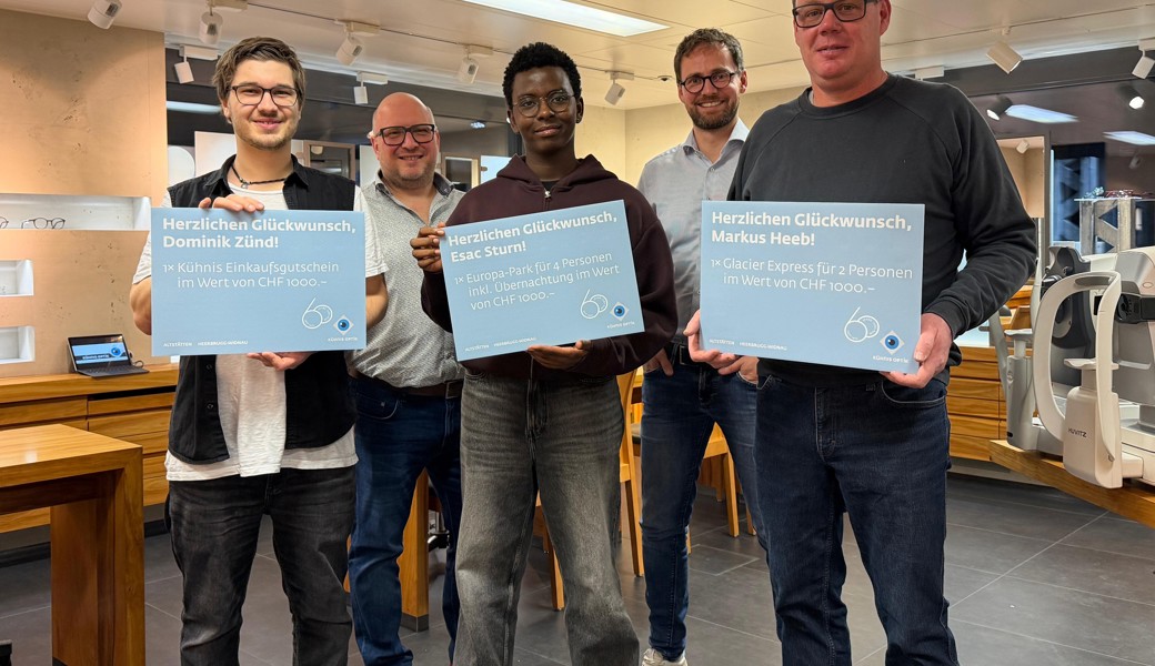 v.l.n.r. Dominik Zünd (Einkaufsgutschein im Wert von 1000.- Franken), Marcel Kuratli (Kühnis Optik), Esac Sturn (Europapark Rust für 4 Personen), Roland Züger (Kühnis Optik) und Markus Heeb (Fahrt im Glacier-Express für zwei Personen)