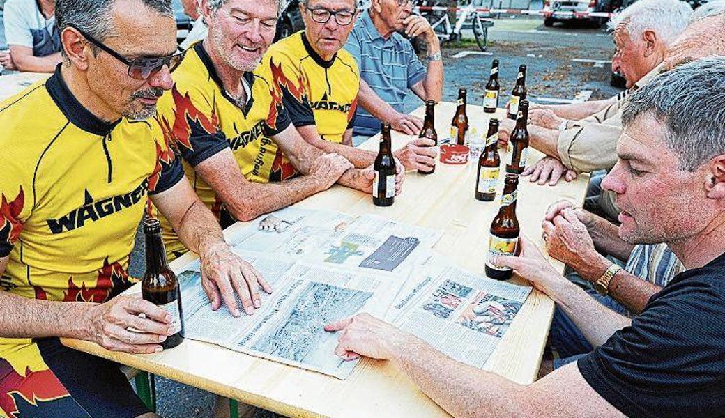 Wagner-Mitarbeiter löschen nach ihrer Velofahrt auf den Gäbris ihren Durst am Redaktionswagen und staunen über die vielen Bäume zwischen Altstätten und Marbach auf einem Foto von 1942, das gerade in der Zeitung war. 