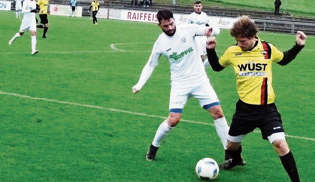 Daniel Lichtenstern (rechts), hier gegen Flamur Maliqi, schoss das Tor zum 4:2 und sah kurz vor Schluss die gelb-rote Karte. 