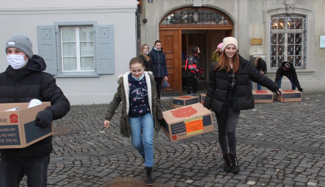 Am Freitagmorgen haben die Schülerinnen und Schüler von Ralph Goods Oberstufenklassen 1c und 1d fleissig gezügelt.