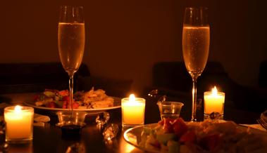 Stichwort: Mit Kerzenlicht Strom sparen Stichwort: Mit Kerzenlicht Strom sparen