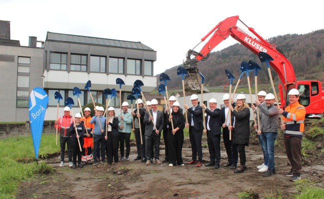 Grundsteinlegung: Modernes Projekt ersetzt altes Bankgebäude an zentraler Lage