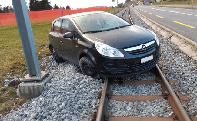 Auto landet auf Gaiser-Bähnli-Gleis