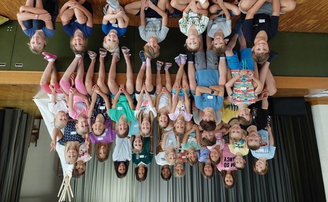 Viele Kinder nahmen an der Weltreise um den Buechberg teil