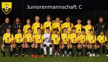Fussballerinnen und Fussballer sind neu eingekleidet worden