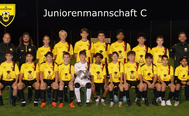 Fussballerinnen und Fussballer sind neu eingekleidet worden