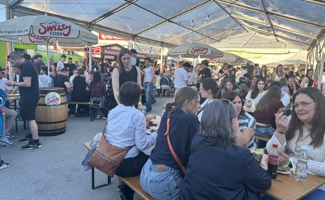 Blasmusik, Sonne und volle Zelte: So war der Rhema-Samstag