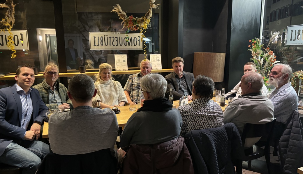 Die SVP pflegt die Nähe zum Volk: Regierungsrats- und Kantonsratskandidierende nahmen in Altstätten am Anlass „SVP bi de Lüt“ teil. Foto: pd. Die SVP pflegt die Nähe zum Volk: Regierungsrats- und Kantonsratskandidierende nahmen in Altstätten am Anlass „SVP bi de Lüt“ teil. Foto: pd.