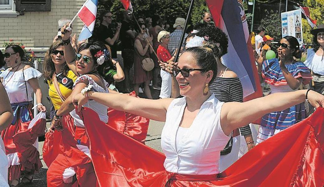 Au ist auch ziemlich multikulti: Latinas in farbenfrohen Trachten tanzen auf der Umzugsstrecke.