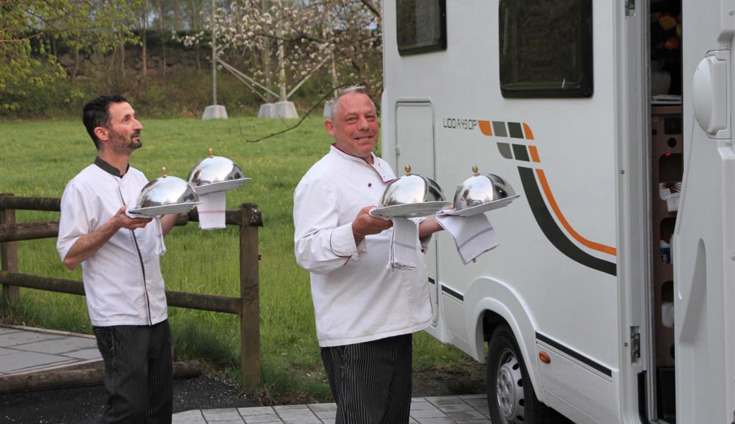 Die Gastgeber Fotis Kleidaras (links) und Thomas Ballinari servieren das Nachtessen bis an den Eingang des Wohnmobils.