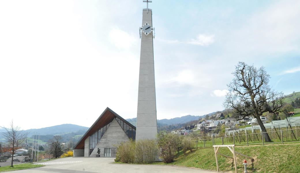 Die Hauptfenster der Lüchinger Kirche werden ersetzt. Die Kirchbürger stimmten dem 150'000-Franken-Kredit dafür zu.