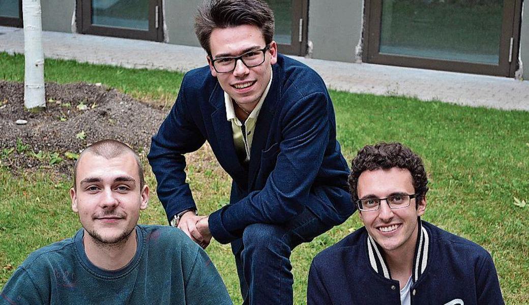 Die Filmcrew, welche die Frauen den ganzen Weg begleitete, sind (v. l.) Nino Burkhard, Silvan M. Hohl und Ahren Merz.  